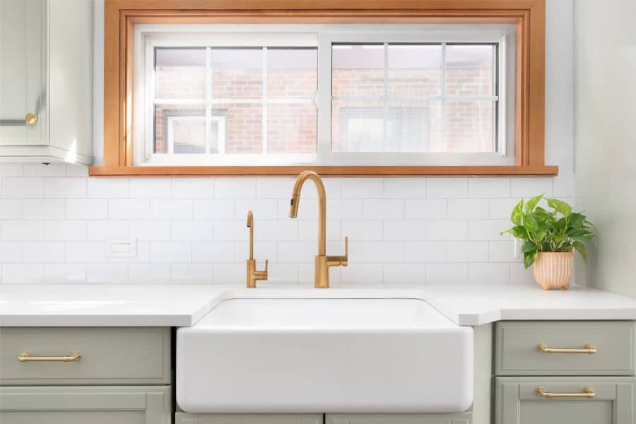 gold-kitchen-faucet-farmhouse-sink